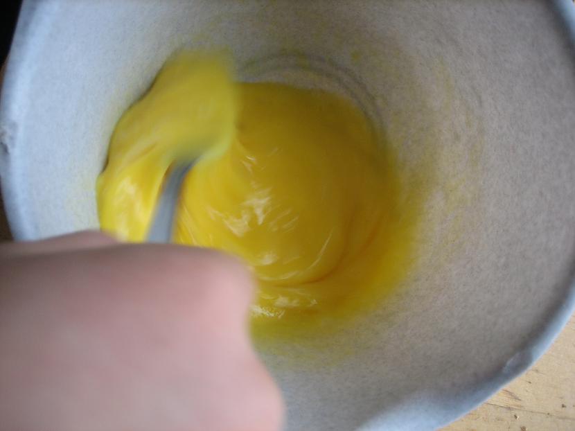 Olas sakuļ pievieno sāli un... Autors: BrāļaBrālis Omlete ar rupjmaizi un sieru.