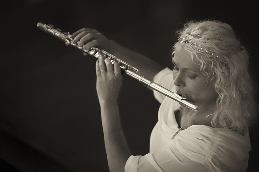 Человек дудка. Флейтистка. Девушка флейтистка. Выступление на флейте. Знаменитая флейтистка.