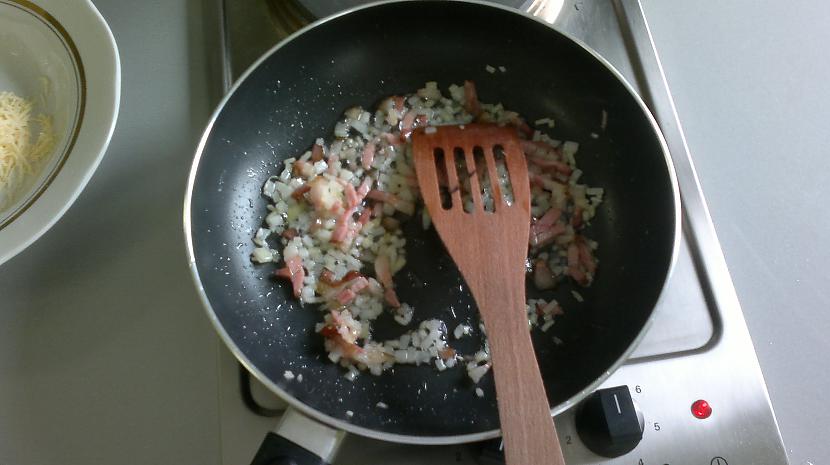 Uz pannas lej eļļu   to... Autors: KaaMiS13 KĀ SKOLĀ TAISA ĒST? [2] jeb Pildītā omlete.