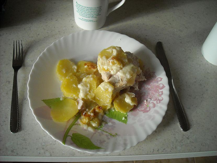 Liekam tos  dziļā traukā kuru... Autors: TrešdienasRīts Kartupeļu sacepums ar vistas fileju, ananasiem un bešamel