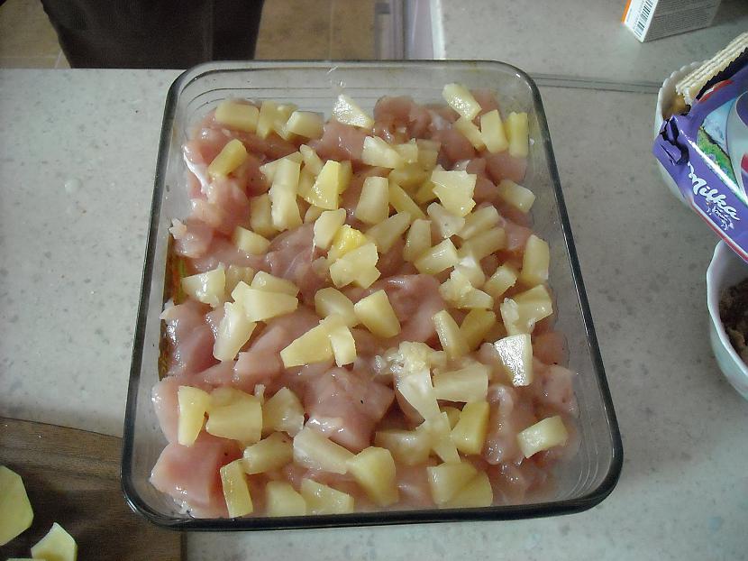 Liekam tos virs gaļasJo vairāk... Autors: TrešdienasRīts Kartupeļu sacepums ar vistas fileju, ananasiem un bešamel