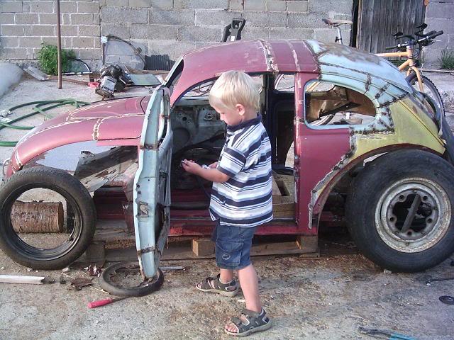 Re ku mazais jau apskata vēl... Autors: MaizeSviests Tēvs dēlam uzdāvina paštaisītu 70's VW Beetle