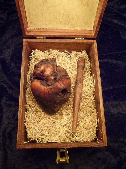 Stabs ar kuru tika nodurts... Autors: xd eBay pārdod vampīra sirdi