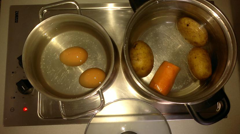Tātad nomazgājam olas un... Autors: KaaMiS13 KĀ SKOLĀ TAISA ĒST? [4] jeb Siļķe "Kažokā".