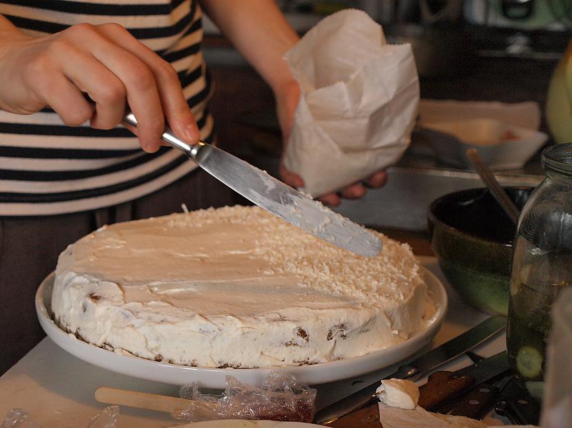 Beram virsū kokosriekstu... Autors: Fosilija Apelsīnu torte