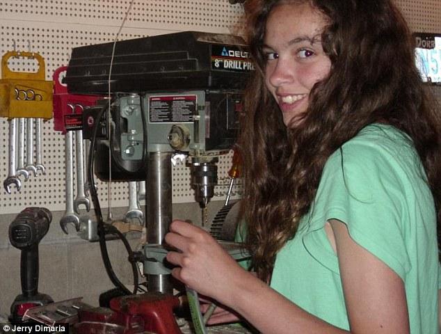  Kad Kerīna pārnāk no skolas... Autors: MJ 14 gadus veca meitene restaurē auto!