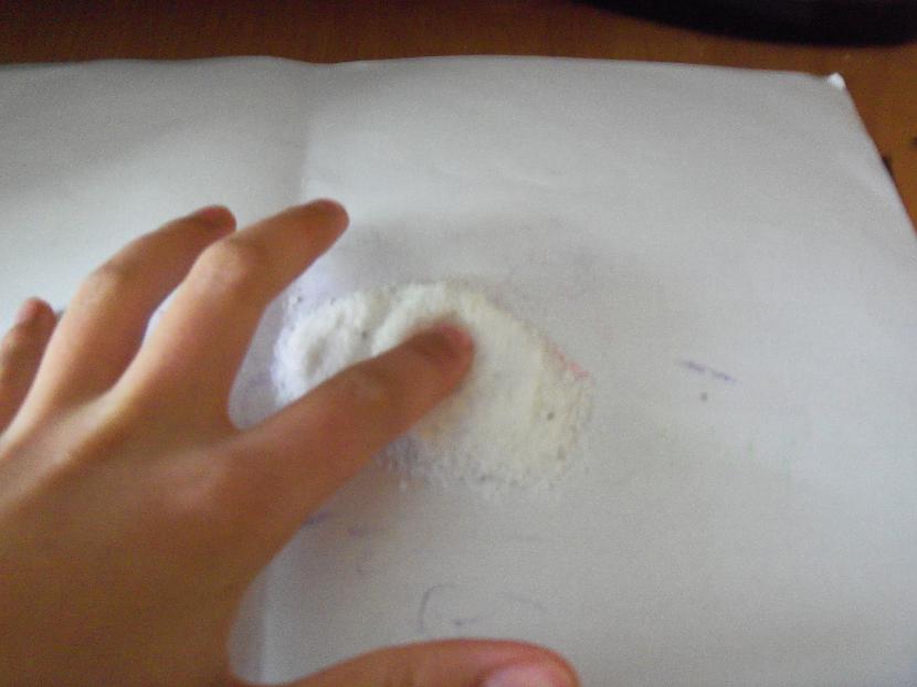 Uzberam uz lapas sāli un ar... Autors: kristux DIY varavīksnes sāls