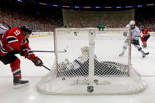 Jau ar pirmajiem uzbrukumiem... Autors: Hokeja Blogs Devils pagarina sēriju līdz 6. spēlei