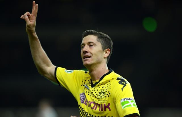 Dzimis Varšavā viņš sāka savu... Autors: Fosilija Futbola zvaigznes:-Robert Lewandowski