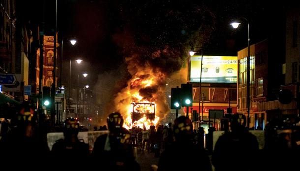 Londonas nemieru laikā... Autors: Mūsdienu domātājs 2011. gada 25 spēcīgākie foto!!!