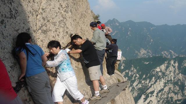 Kalna Hua celiņscaron Ķīnā ir... Autors: Mūsdienu domātājs Apskaties, kā izskatās pasaulē visnedrošākās vietas