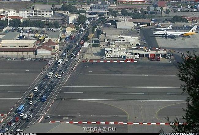 Autors: LosAngeles Kad lidostas skrejceļš saplūst ar auto ceļu! :)