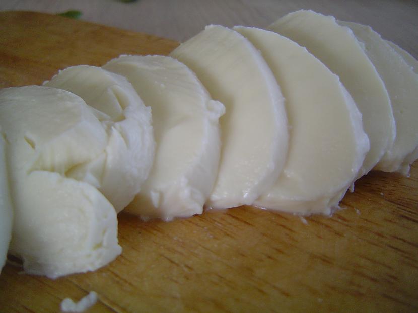 Sagriežam mozzarellas sieru Autors: januxx Gardās mozzarellas maizītes