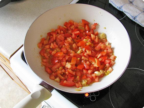 Pievieno tomātus pasautē lai... Autors: baltszakis Čillīgā tomātu zupiņa ar jūras produktiem