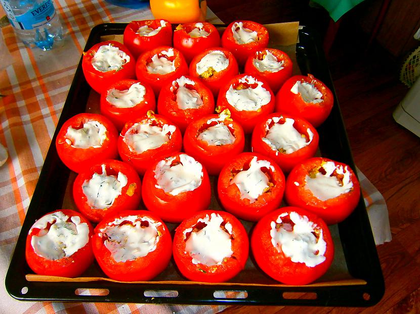 Tomātiem nogriežam cepurīti... Autors: Mellaa Pildītas saldās pankūkas ar ogām, Pildīti tomāti, eži kartup