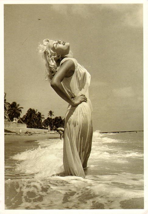 nbspI donrsquot mind living in... Autors: serenasmiles Marilyn Monroe bildēs un citātos.