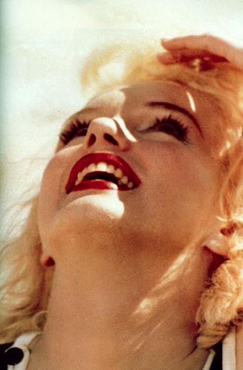 nbspKeep smiling because life... Autors: serenasmiles Marilyn Monroe bildēs un citātos.