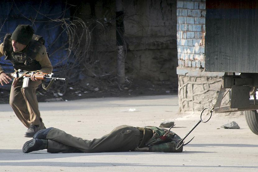 Indijas karavīrs skrien garām... Autors: Mūsdienu domātājs 2010. gada 25 spēcīgākie foto!!!