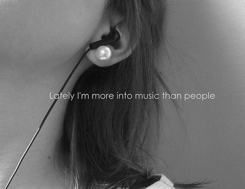 Es biežāk klausos mūziku nekā... Autors: BellisimaChica Don't care