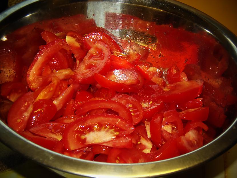 Pa to laiku tomātus sagriež... Autors: crushed Ungāru lečo ar piedevām