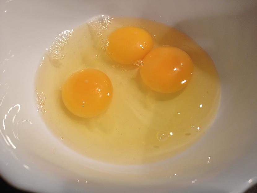 Sākumā viegli sakuļ 3 olas Autors: fuckyouitsmagic Skaistie keksiņi ^^