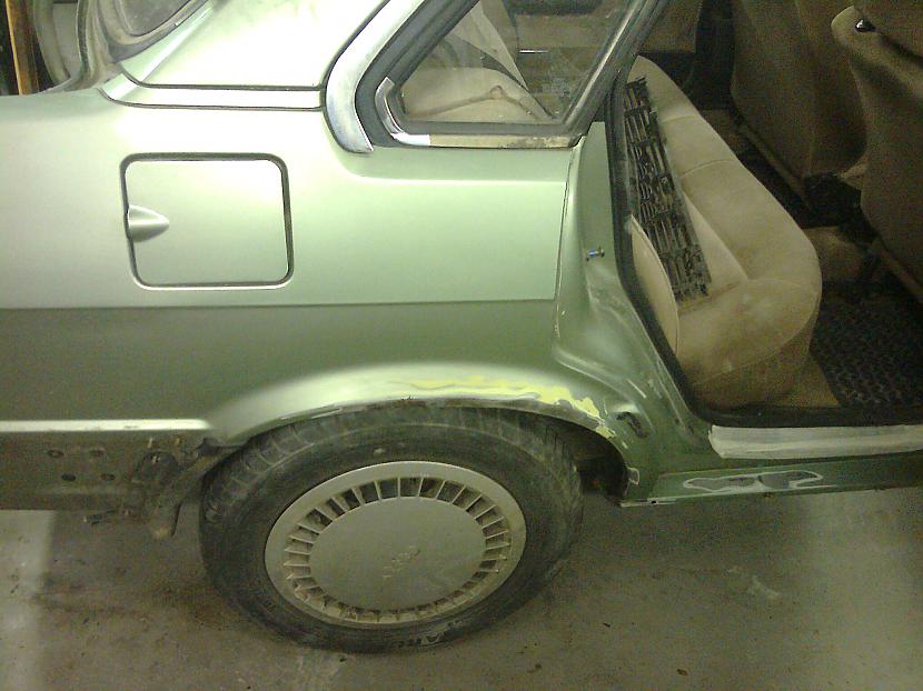 Sāku pamazām slipēt ar 120... Autors: buls1995 audi 90 projekts 2 dala