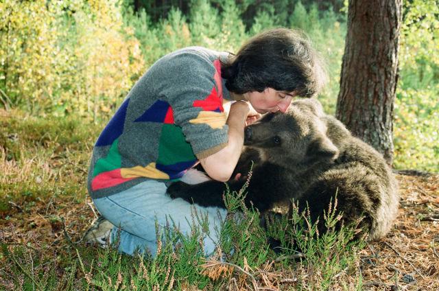  Autors: Colonel Meow Latviete mājās izaudzē lāci.