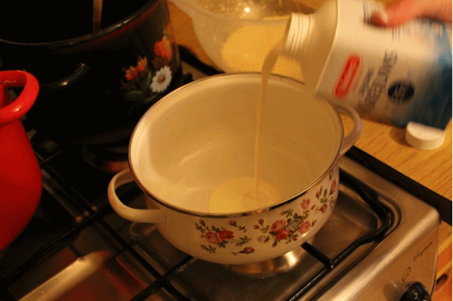 tajā ielej saldo krējumu Autors: pinkice Crème Brûlée. Recepte ar gifiem