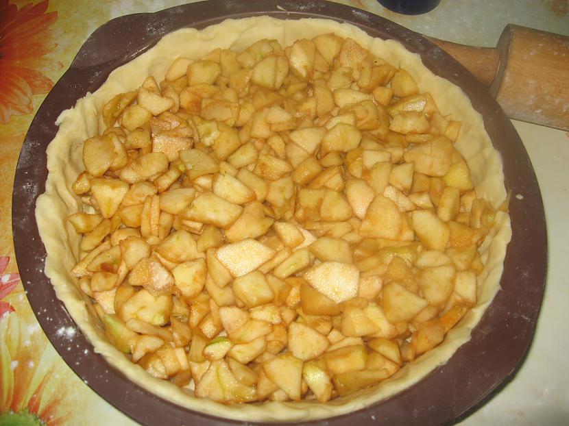 Aagrieztos ābolus liek pannā Autors: chocolates Ābolu plātsmaize