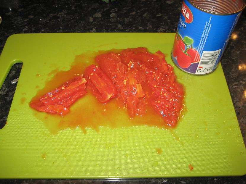 Sagriežam konservētos tomātus Autors: Kitch Čilī pupiņas