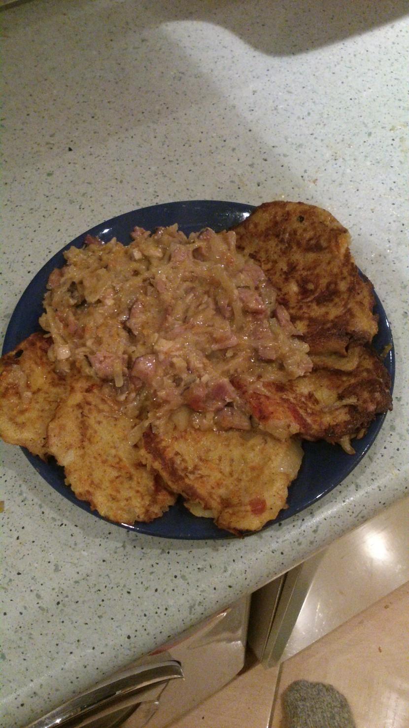 Tāds ir gala iznākums  man... Autors: Eiliens Kartupeļu pankūkas ar kartupeļu - žāvējumu sautējumu!