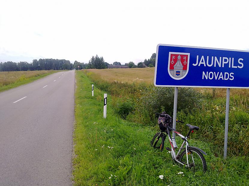 Iebraucu Jaunpils novadā... Autors: FiicHa Ar velosipēdu 100km pie omas.