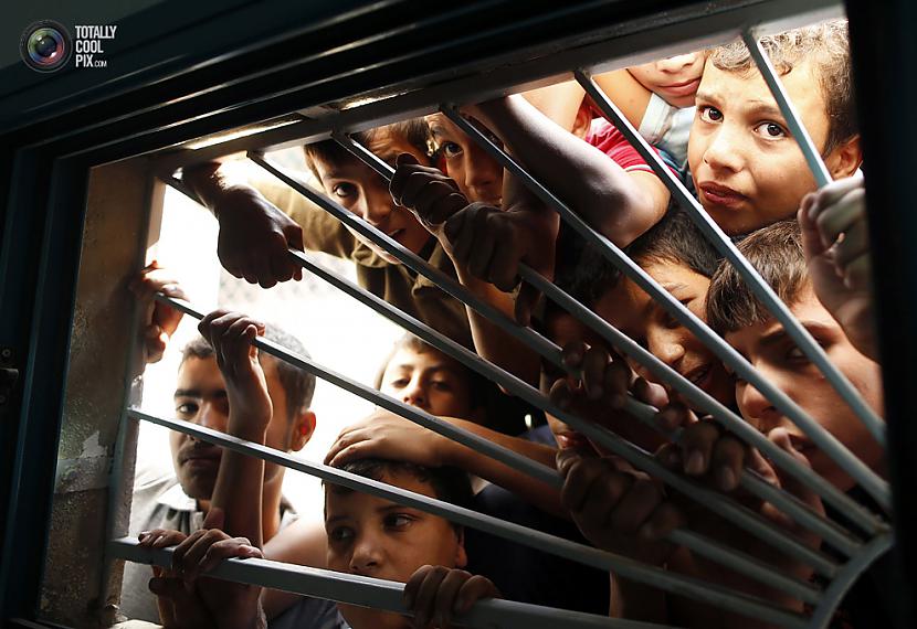 Palestīnā bērni skatās uz... Autors: Johny9 Bilžu paka ar aizvadītās nedēļas iespaidīgākajiem kadriem!