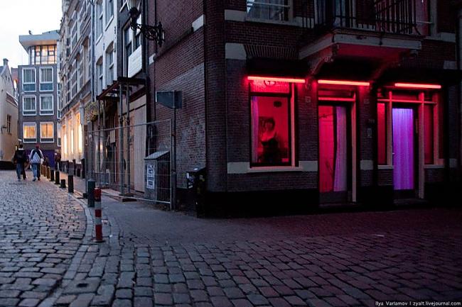  Autors: ORGAZMO Sarkano lukturu iela Amsterdamā.