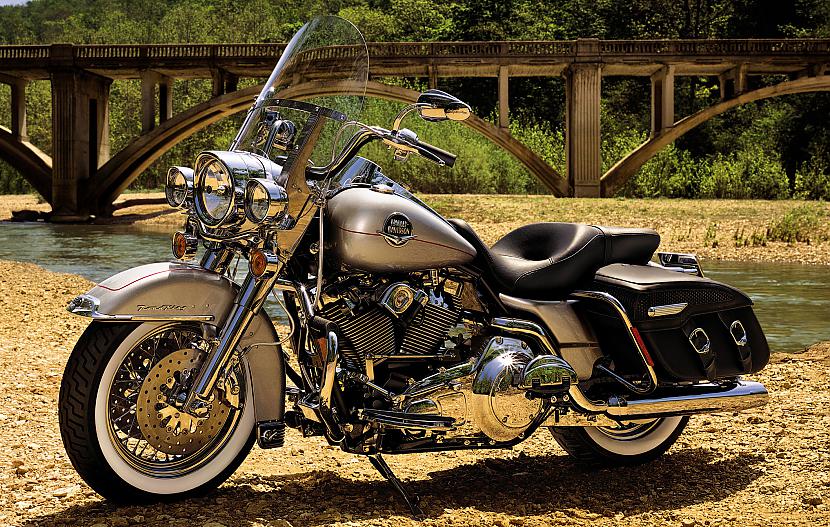 Touring Road King Classic Autors: Fosilija Harley - Davidson, 2008