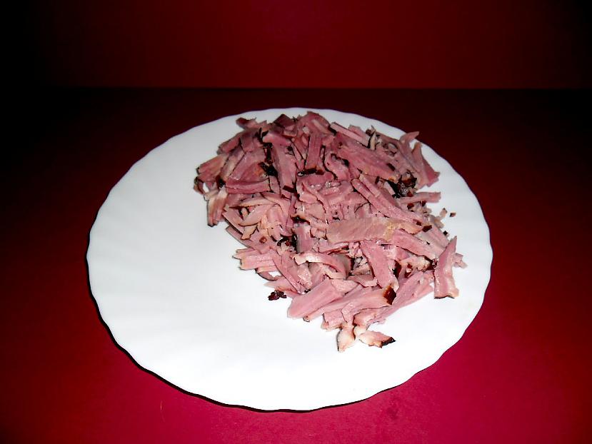Sagriežam kūpināto gaļu Autors: Fosilija Spagetti ar sēņu/kūpinātas gaļas mērcīti.