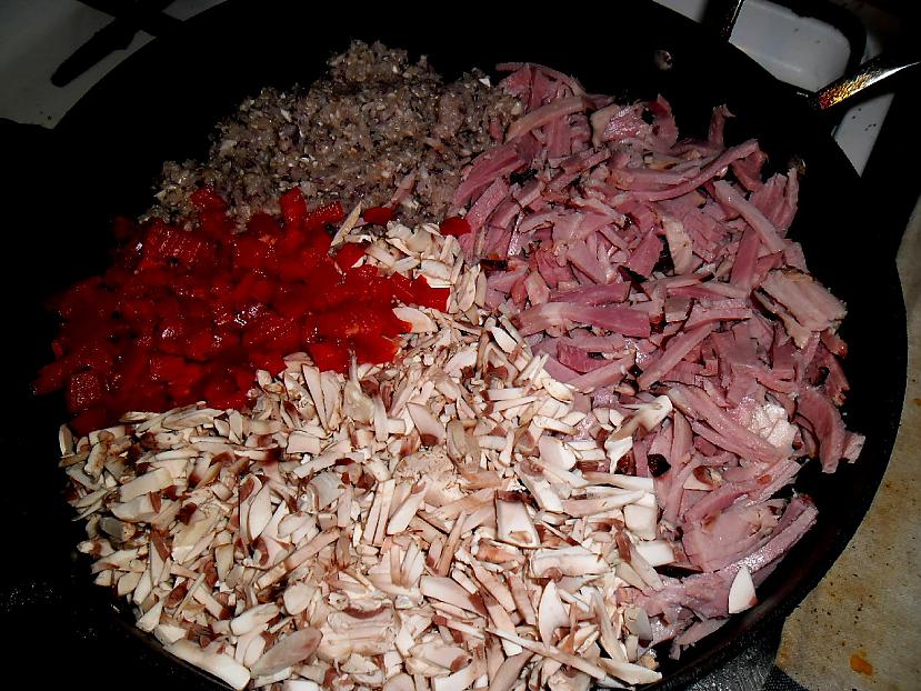 Tad metam to visu uz pannas... Autors: Fosilija Spagetti ar sēņu/kūpinātas gaļas mērcīti.