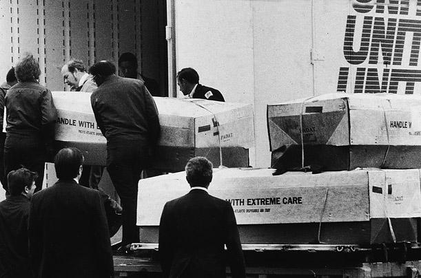 ProblēmaTik daudz līķu radīja... Autors: IWLFQu2 Masu pašnāvības: "Jonestown massacre".