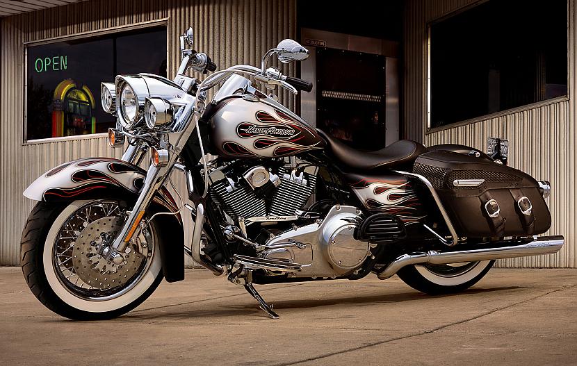 Touring Road King Classic Autors: Fosilija Harley - Davidson, 2010