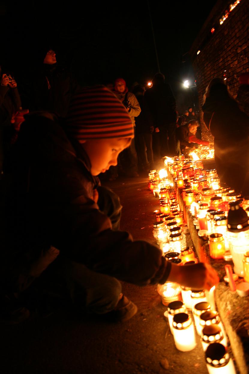 Svecītes aizdedza gan lieli... Autors: Samaara 11. novembris Rīgā