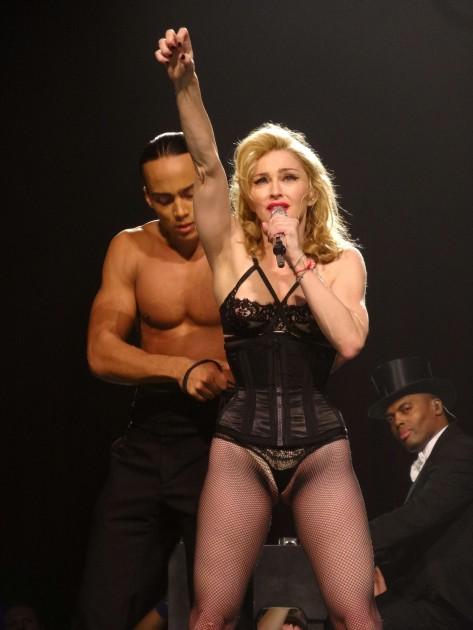 Dziedātājas Madonnas attēlā... Autors: zegsī habit Madonna koncerta laikā atsedz ģenitālijas.