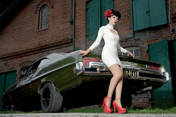  Autors: the13 Amerikāņu auto klasika un sievietes