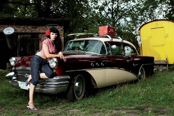  Autors: the13 Amerikāņu auto klasika un sievietes