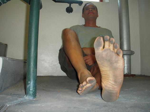  Autors: BrĀLis scorpion1 Vīrs ar netīram kājam