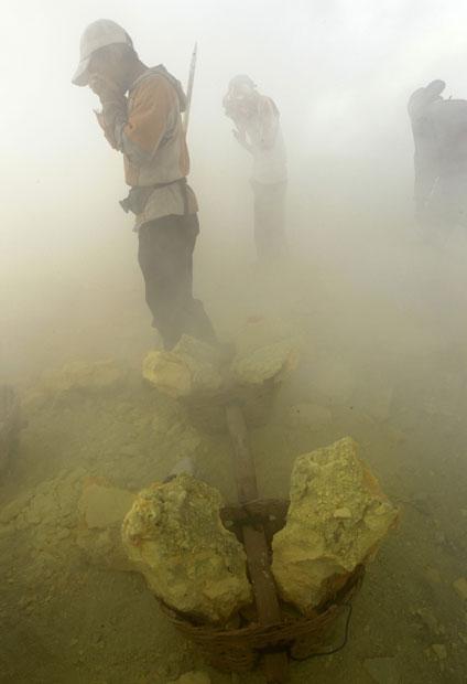 Kalnrači aizsedz savas sejas... Autors: Franziskaner Sēra ieguve vulkāna krāterī