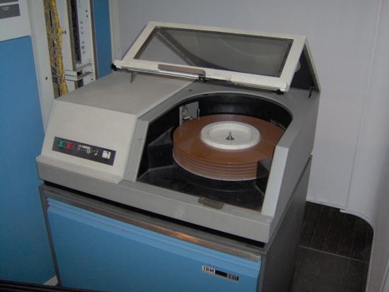 1964 ndash IBM 2311 diski ar... Autors: Werkis2 Cieto Disku - HDD vēsture  1953 - 1986. (1.daļa).