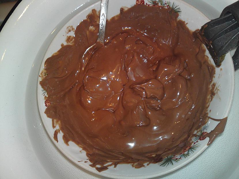Ūdens peldē izkausē... Autors: allaroundme Šokolādīga šokolādes kūka