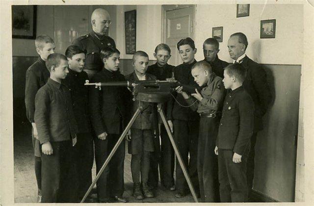 Militārā apmācība skolā Autors: sliipetais Latvijas armija fotogrāfijās(1920.g-1940.g.)