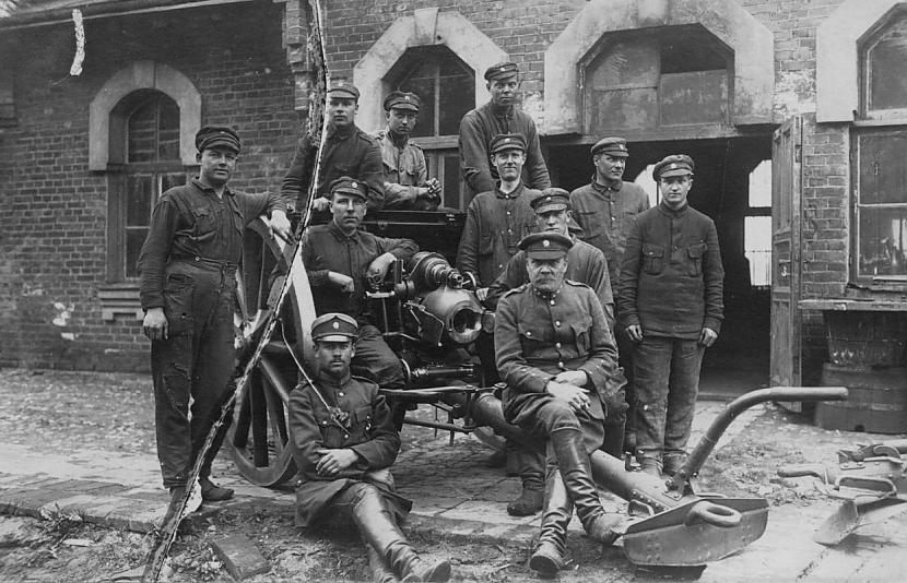 Artilēristi Droscaroni vien... Autors: sliipetais Latvijas armija fotogrāfijās(1920.g-1940.g.)