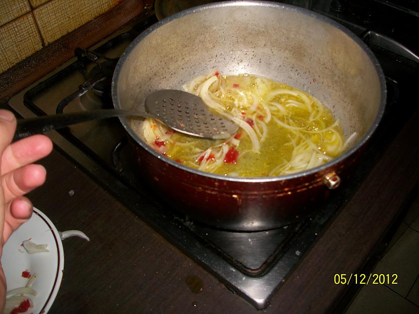 1 Jāliek sīpoli ar pipariem un... Autors: Gangster Raccoon Igusi stew...or vienkārši Igusi